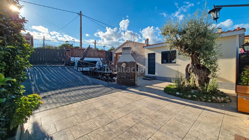 Foto c1e8feda-2183-4817-99eb-79104ce831a9. Casa amb piscina a Zona Industrial Rubí