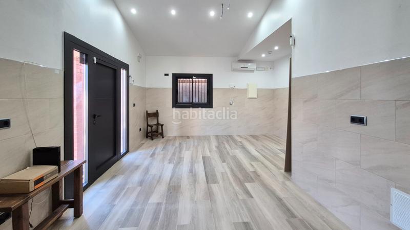 Foto cf8d6c0c-3fb1-4844-bdf9-e165bca46b5d. Casa amb piscina a Zona Industrial Rubí