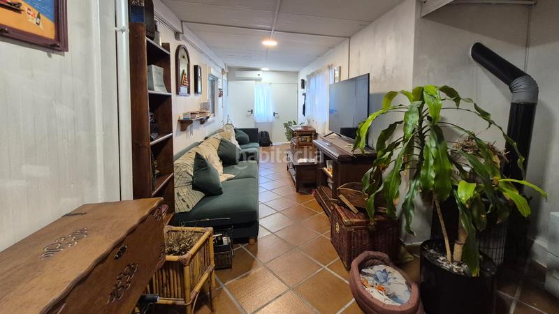 Foto f20dd18e-9a71-47ab-89c9-09b61c2ba1f7. Casa amb piscina a Zona Industrial Rubí