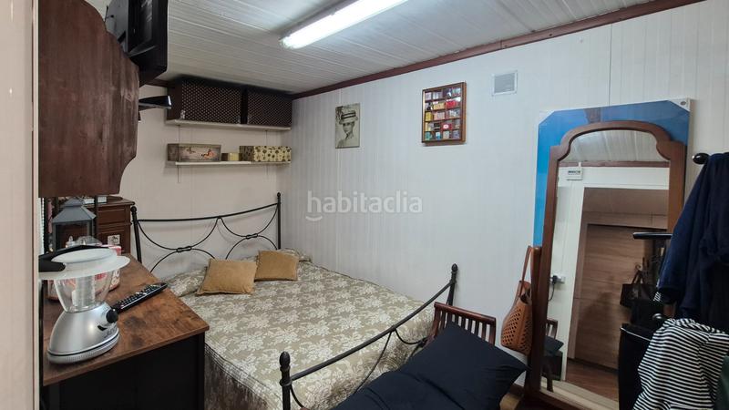 Foto f496364c-0f7d-4b41-8dfe-85413d8a9c94. Casa amb piscina a Zona Industrial Rubí