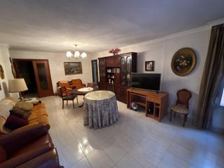 Pis a Santa Catalina - San Bartolomé. Amplio piso de 4 dormitorios junto a plaza de las flores