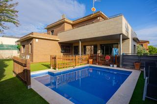 Xalet a Canovelles. Chalet independiente en canovelles