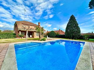 Xalet a Canovelles. Chalet independiente en canovelles