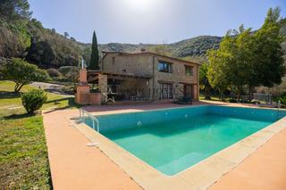 Masia a Porqueres. Masía en porqueres