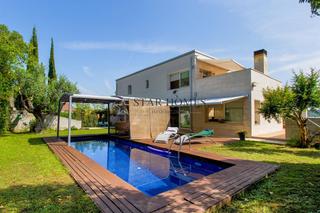 Casa aparellada a Vallromanes. Chalet independiente en vallromanes