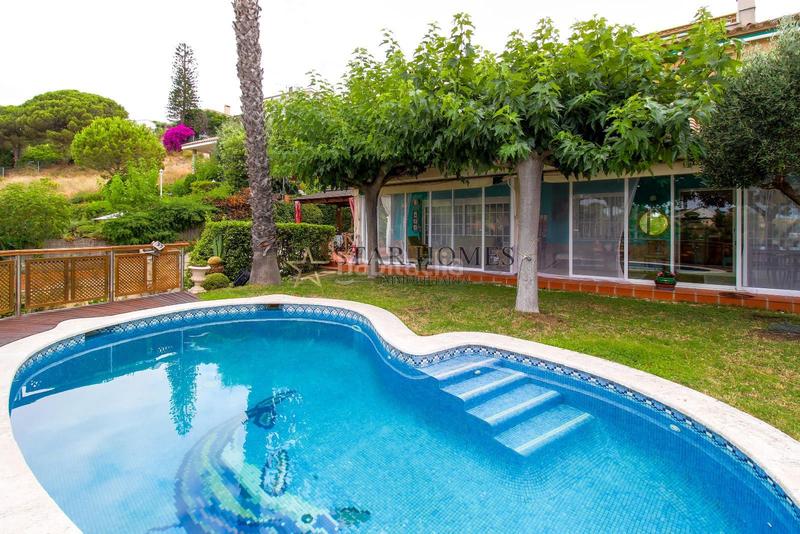 Foto 07860851-8c6b-40b4-9ac2-fe2c2bc5bad1. Chalet con riscaldamento parcheggio piscina in Teià