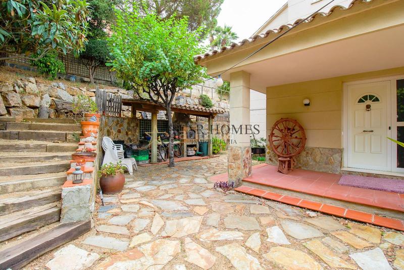 Foto af49dfc8-50d1-43f9-8bbc-e4f209898d92. Chalet con riscaldamento parcheggio piscina in Teià