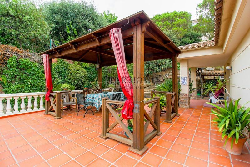 Foto c04672de-be32-49db-af85-ecfe1908b923. Chalet con riscaldamento parcheggio piscina in Teià