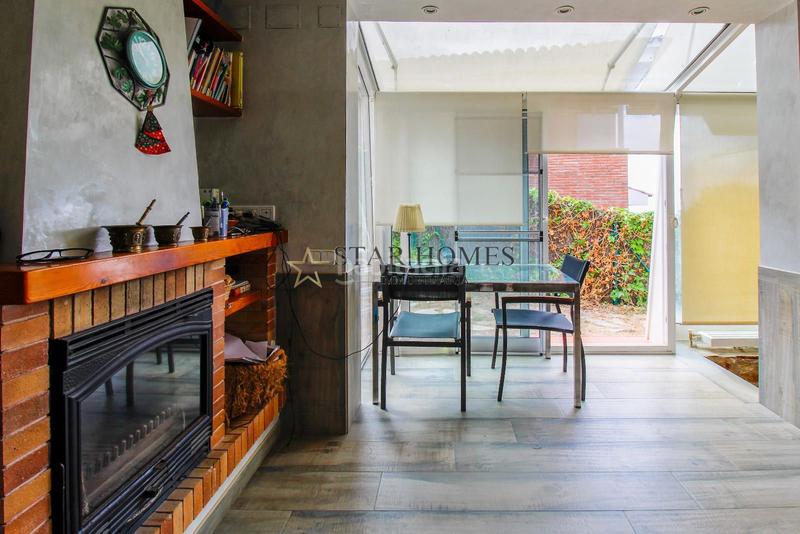 Foto c4fb966c-9e36-46d6-a7a2-2db505361802. Chalet con riscaldamento parcheggio piscina in Teià