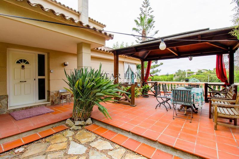 Foto feeb6b3d-a7a5-41a8-a534-8ae274f39933. Chalet con riscaldamento parcheggio piscina in Teià