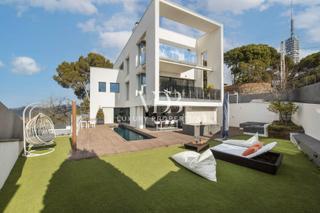 Location Maison  Carrer de les alberes. Magnificent villa with private garden and swimming pool