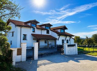 Chalet  Barrio viveda-pelia. Casa unifamiliar en venta en santillana del mar