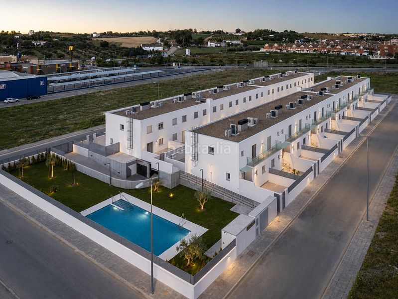 Foto b84992a4-8801-4af7-ae80-05188f5a4a3e. Casa adossada amb aparcament piscina a Coria del Río