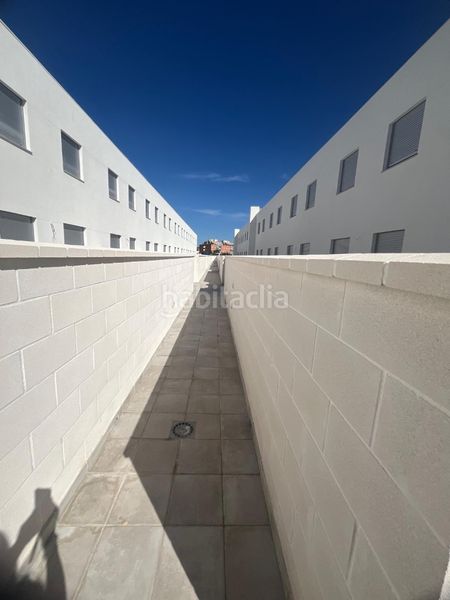 Foto e81af449-22a0-4bf2-a070-2db019cef99d. Casa adossada amb aparcament piscina a Coria del Río