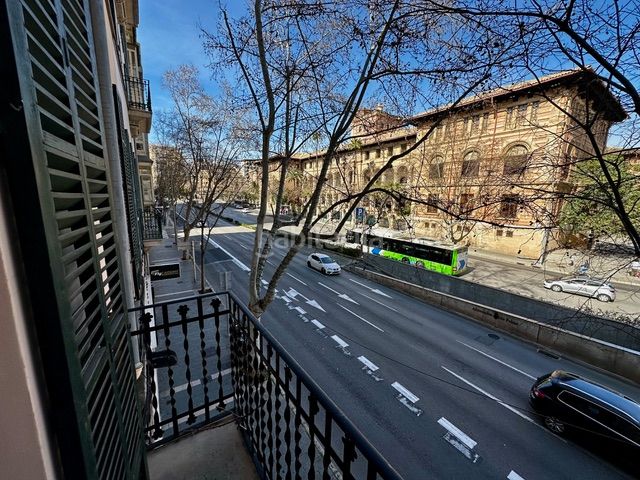 Foto b6ea7464-a91b-4377-9a1a-ddbac35a2355. Pis amb xemeneia a Plaça dels Patins Palma de Mallorca