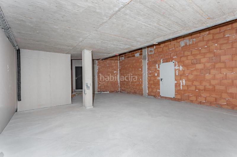 Foto ca767eb6-3f97-4ef4-930b-ff0e1c0d9da0. Alquiler local comercial ¡local comercial esquinero en gran de sant andreu! en Barcelona