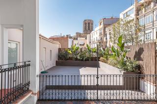 Piso  Carrer de la portaferrissa. ¡espectacular piso completamente reformado y con terraza privada