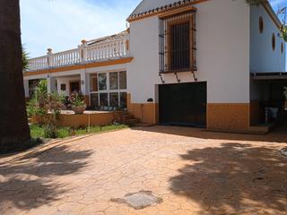 Xalet a Morón de la Frontera. Chalet independiente con piscina