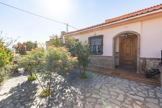 Mas à Guadix. Casa en planta baja con locales comerciales