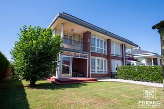 Casa aparellada  Urbanización bezana bella. Impecable chalet pareado en bezana