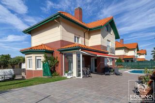 Casa  Barrio portio. Impresionante chalet individual en liencres, junto a la playa de