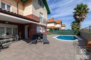 Casa  Barrio portio. Impresionante chalet individual en liencres, junto a la playa de