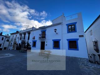 Casa a Parauta. Casa reformada con terraza y vistas panorámicas en parauta