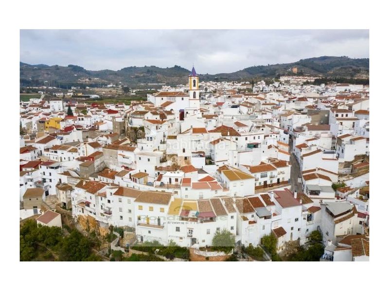 Foto 8f6a8b3d-7250-4b6e-be8b-2dacd7ba5d70. Casa amb aparcament a Yunquera