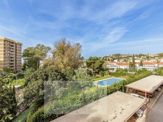 Rent Flat  Avenida san isidro. En alquiler amplia vivienda familiar con piscina y 2 plazas de g