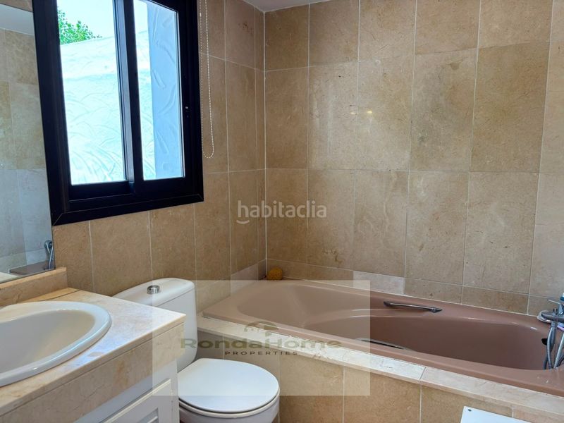 Foto 8d0f07b6-c967-4f6d-ae27-1d27ab0e1a8c. Xalet amb aparcament a Bel - Air Estepona