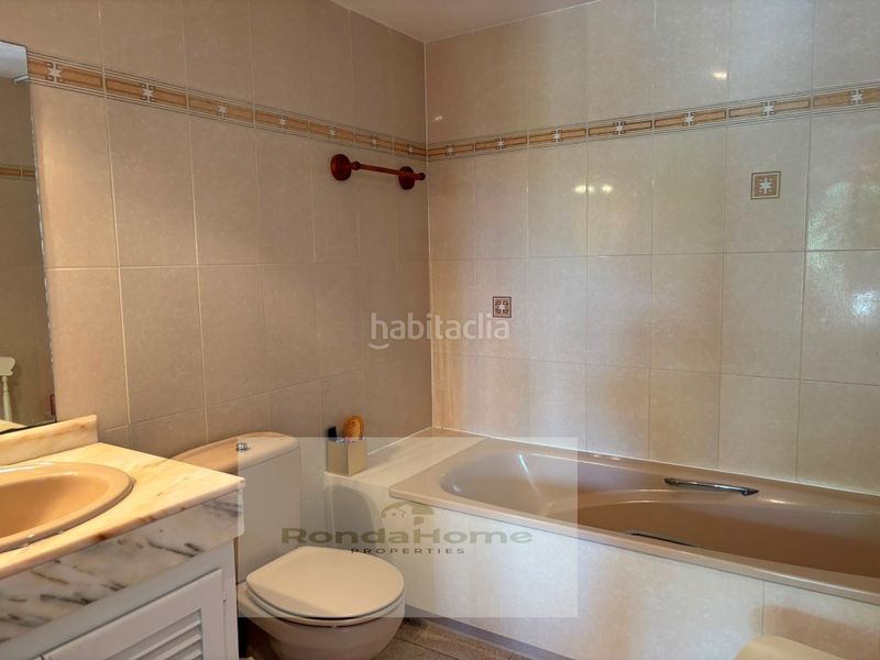 Foto c879aea4-28c9-4058-aaf5-dbf1b79da616. Xalet amb aparcament a Bel - Air Estepona