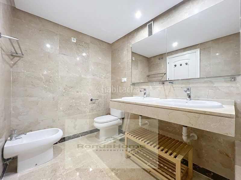 Foto 5a5fb0a3-5d9e-44a2-9d3e-7facc622e12f. Rent flat with parking in La Duquesa Manilva