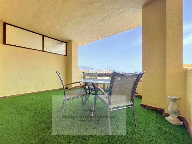 Foto ac8f75bb-3db8-4b05-81cb-09884a3530a9. Rent flat with parking in La Duquesa Manilva
