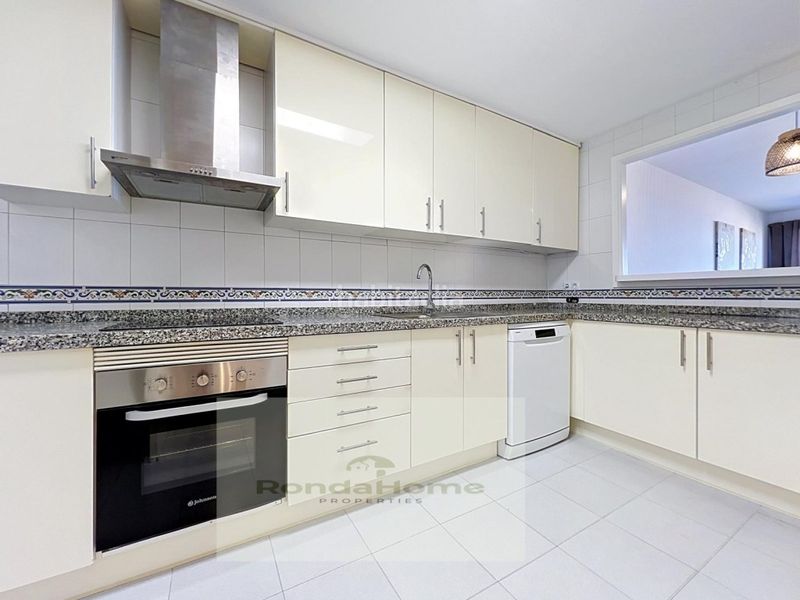 Foto de80d52e-e66c-4fef-bd87-975ec95576c0. Rent flat with parking in La Duquesa Manilva