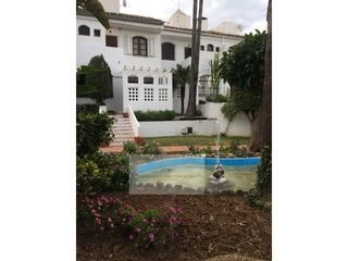 Affitto Chalet  Avenida golondrinas. Chalet adosado con solárium en urbanización privada en estepona