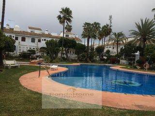Lloguer Xalet  Avenida golondrinas. Chalet adosado con solárium en urbanización privada en estepona