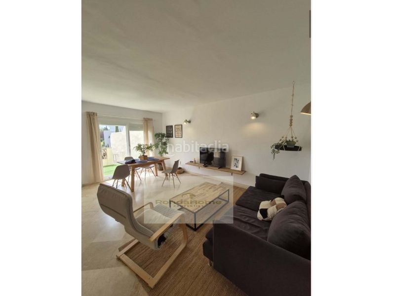 Foto 2b9c454b-5ac5-42fe-b493-aad3d6519e4c. Pis amb aparcament a Las Brisas Marbella