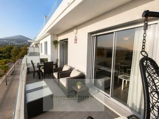 Miete Etagenwohnung  Calle miguel delibes-nva andalu. Espectacular piso con vistas al mar y la montaña  ubicación priv