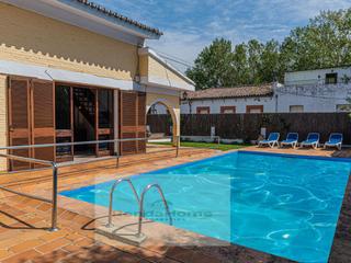 Xalet a Cortes de la Frontera. Exclusiva casa con piscina, garaje y parcela adicional en la est