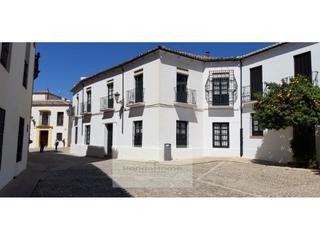 Casa a La Ciudad. Casa histórica con 5 dormitorios y patio en plaza mondragón