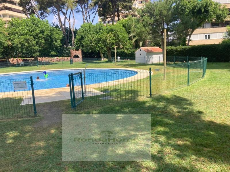 Foto 501f1779-bfde-428d-a5fd-9b3280dbba77. Rent flat with parking in Playamar - Benyamina Torremolinos