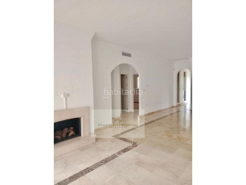 Foto fd4fbc57-4832-4de8-a332-6e7f21af0c12. Flat with parking pool in Los Naranjos Marbella