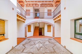 Piso en Calle calzada 3. Pisazo por 145.000€ en urbanizacion preciosa , a 20 m de la capi