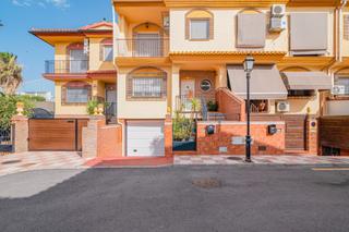 Casa adosada en Calle hermanos alvarez quintero 12. Venta de bonita casa adosada en cular vega 185.000€