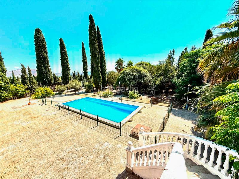 Foto 37ac0c50-dfbb-4cfb-ac1a-4488abeea840. Casa en camino de Santa Fe 139 villa unica de 3000 m de parcela con casa de 360m, piscina propia, al lado del aeropuerto de granada en Santa Fe