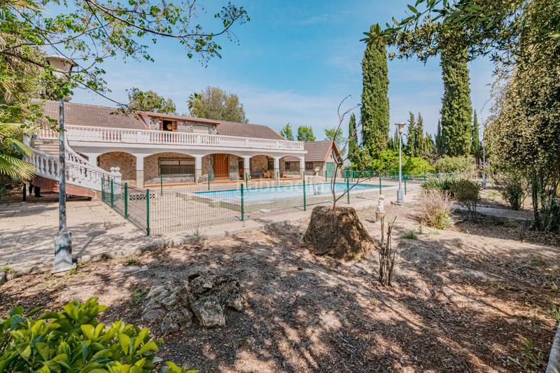 Foto a31ba25e-e9a0-4339-8e5a-65f3f6488017. Casa en camino de Santa Fe 139 villa unica de 3000 m de parcela con casa de 360m, piscina propia, al lado del aeropuerto de granada en Santa Fe