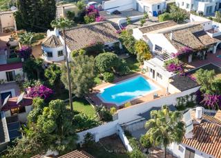 Haus in Valle Romano Golf. Encantadora villa rústica con piscina y precioso jardín privados