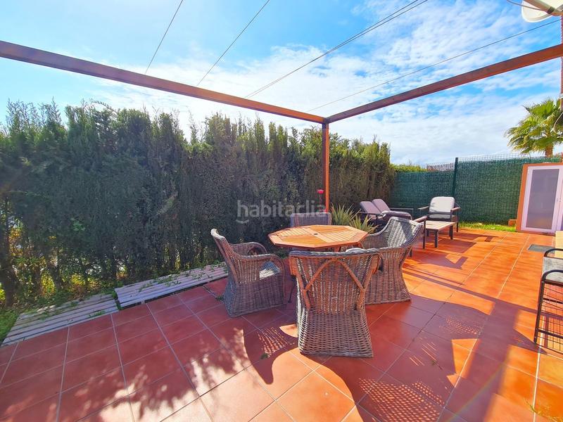 Foto 4a54d509-bdc8-4fbf-929d-97b81f5838a1. Casa pareada soleada casa adosada de 3 dormitorios en esquina con jardín privado! en Manilva