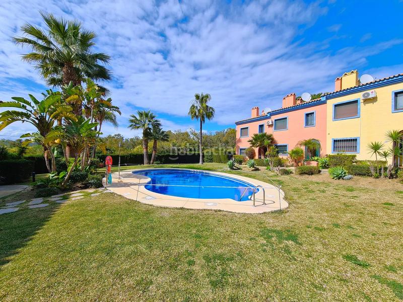 Foto 51aa5698-1b32-464a-9d04-7d684eb58a7c. Casa pareada soleada casa adosada de 3 dormitorios en esquina con jardín privado! en Manilva