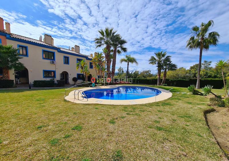 Foto c0820f90-2923-41d3-8e53-dbfe7cb6739e. Casa pareada soleada casa adosada de 3 dormitorios en esquina con jardín privado! en Manilva